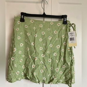 NWT Green daisy wrap with tie skirt